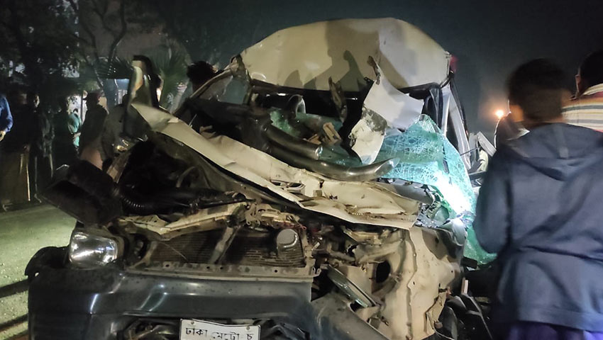 জয়পুরহাটে দাঁড়িয়ে থাকা ট্রাকে মাইক্রোবাসের ধাক্কা, নিহত ২ 