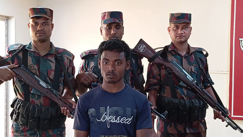 ভারত পাচার কালে স্বর্ণের বারসহ চোরাকারবারি আটক