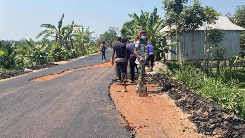 সপ্তাহ পার না হতেই উঠে যাচ্ছে সড়কের কার্পেটিং