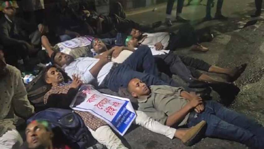 ৩ ঘণ্টা পর সড়ক ত্যাগ করলেন শিক্ষা ভবনের সামনে শুয়ে থাকা শিক্ষকরা