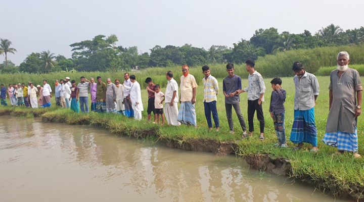 মতলব উত্তরে নদী ভাঙন রোধে এলাকাবাসীর মানববন্ধন